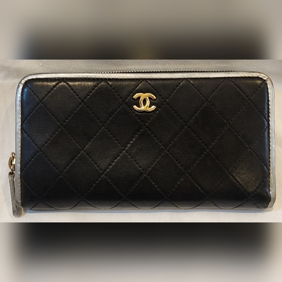 CHANEL Zippy Wallet. Black & Gold with charm. - Picture 1 of 11
